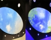 Twin ART Потолок Twin ART Vision, это «изюминка» вашего интерьера. Рисунок на таком потолке проявляется в зависимости от освещения. При дневном свете полотно будет выглядеть с одной фотопечатью или одноцветным, при включенной светодиодной подсветкой, расположенной за полотном, на натяжном потолке проявится иное изображение.